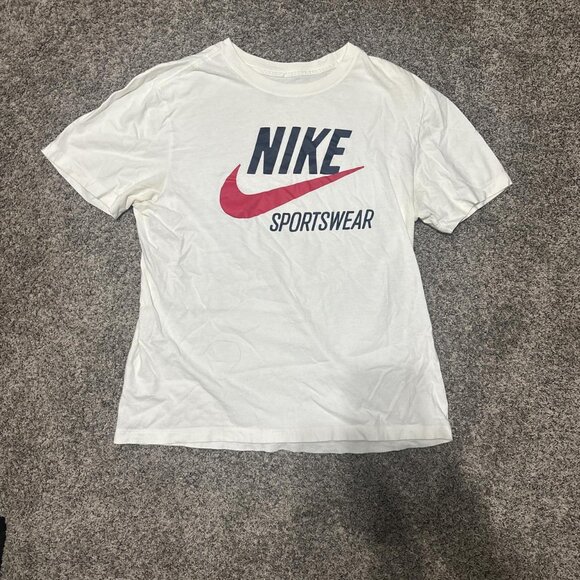 White medium Nike sportswear tshirt - Picture 1 of 2